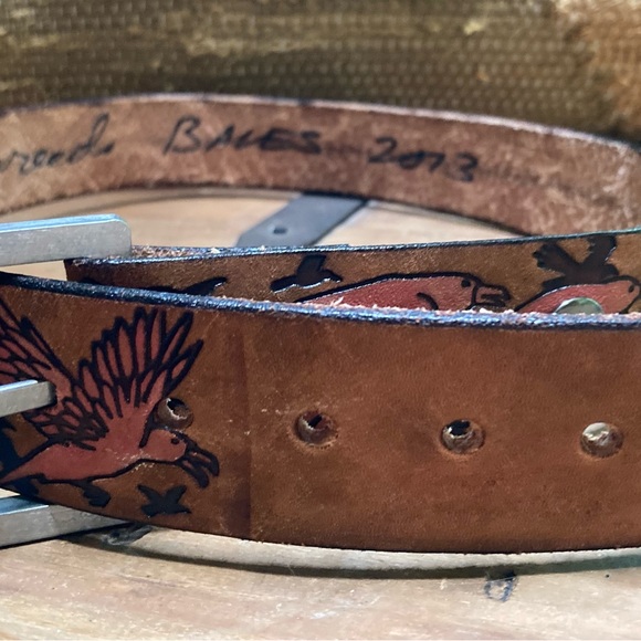 Hand tooled leather belt with pink birds - Picture 12 of 12